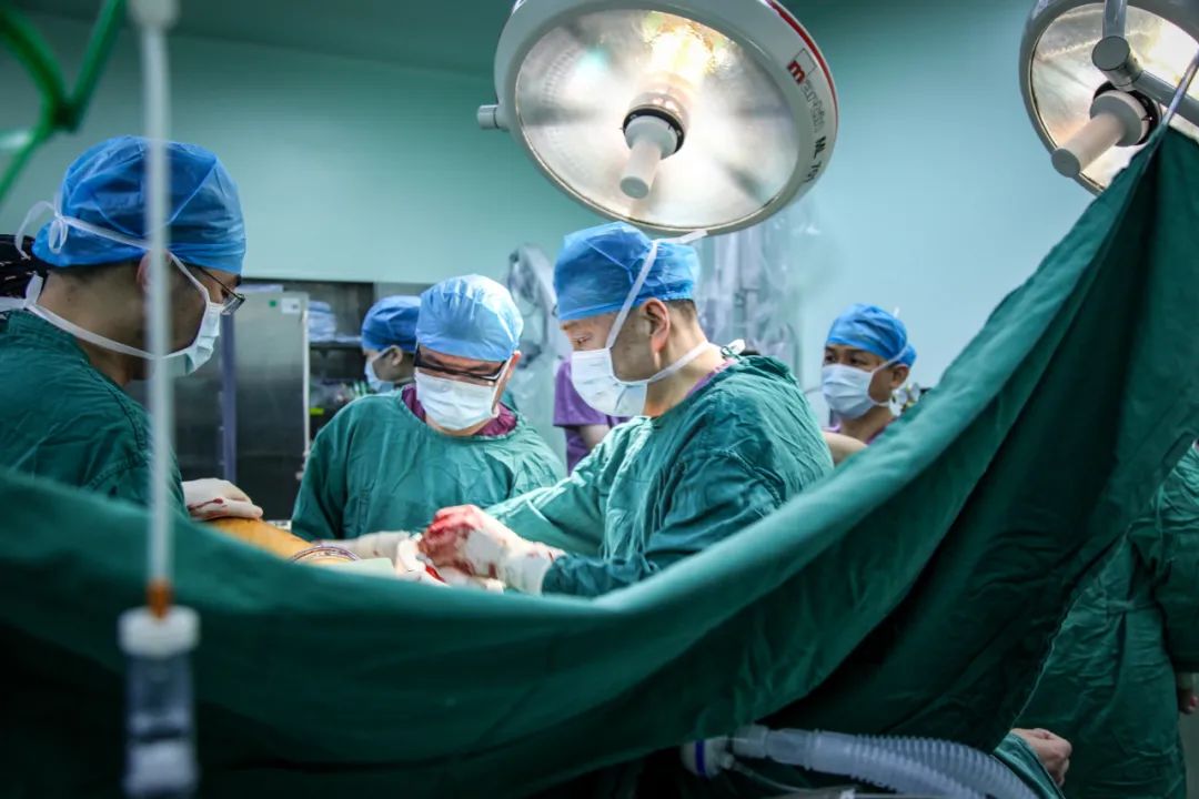 上海六院专家张长青来晋江为患者开展手术。