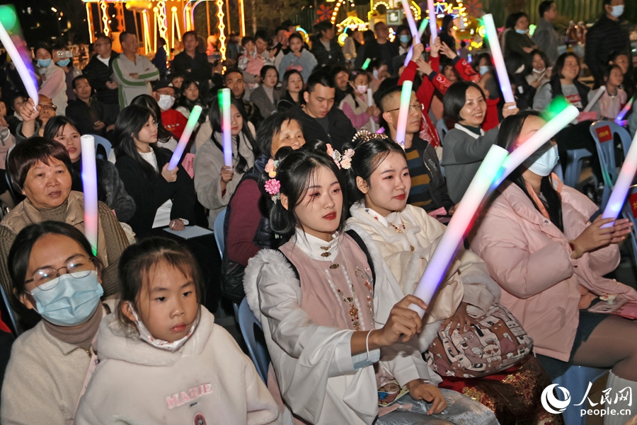 漳州市人民群众在家门口观看精彩的文艺演出，感受文化的魅力。人民网 李昌乾摄