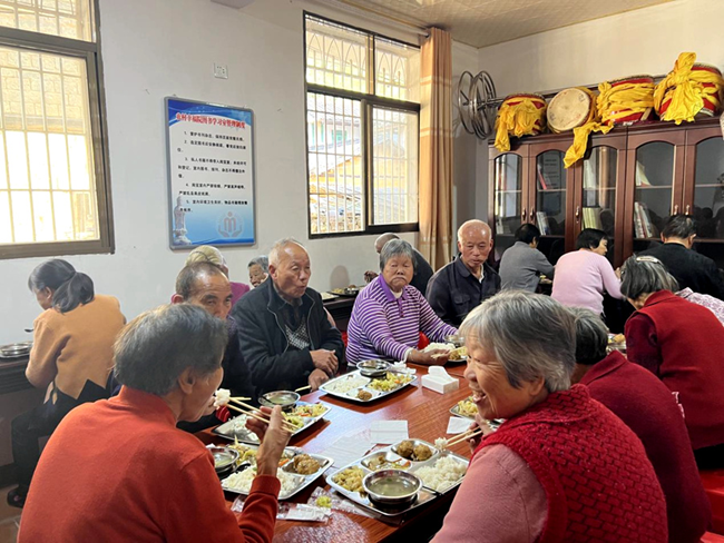 老人们在梅林镇梅林村乡贤长者食堂就餐。南靖县融媒体中心供图