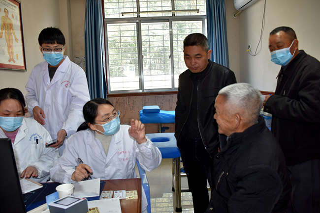 在漳州市华安县沙建镇，医疗专家为村民看诊。华安县沙建镇政府供图