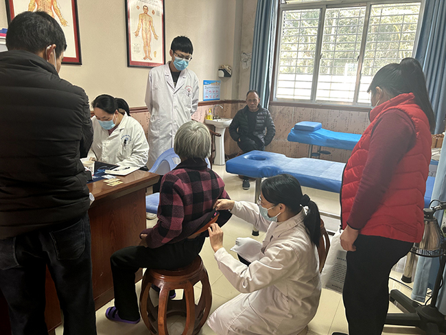 在华安县沙建中心卫生院，医疗专家为村民看诊。华安县沙建镇政府供图