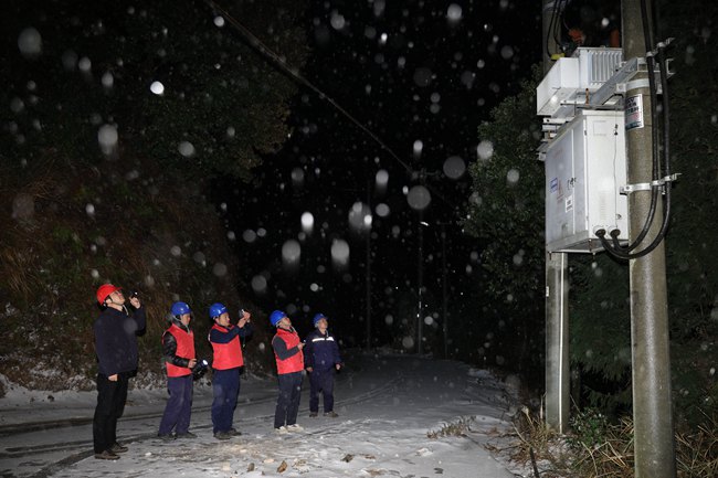 龙岩供电公司员工开展冰冻雨雪天气特巡特护工作