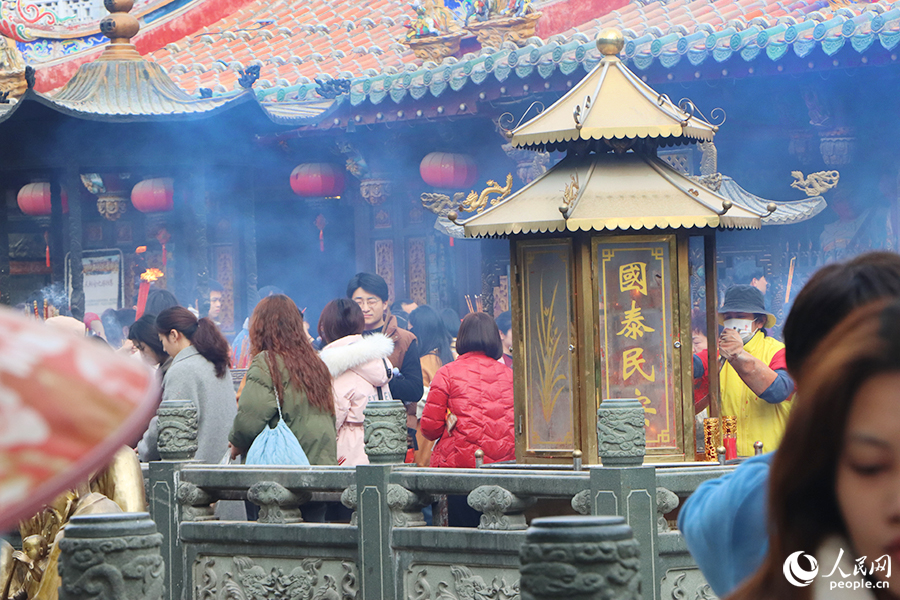 2024年1月17日，泉州古城关岳庙内游人如织。人民网 黄东仪摄