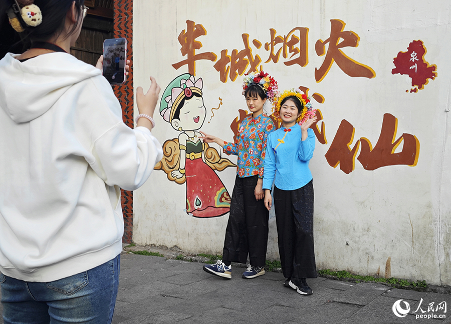 游客们在泉州古城西街拍照留念。人民网 黄东仪摄