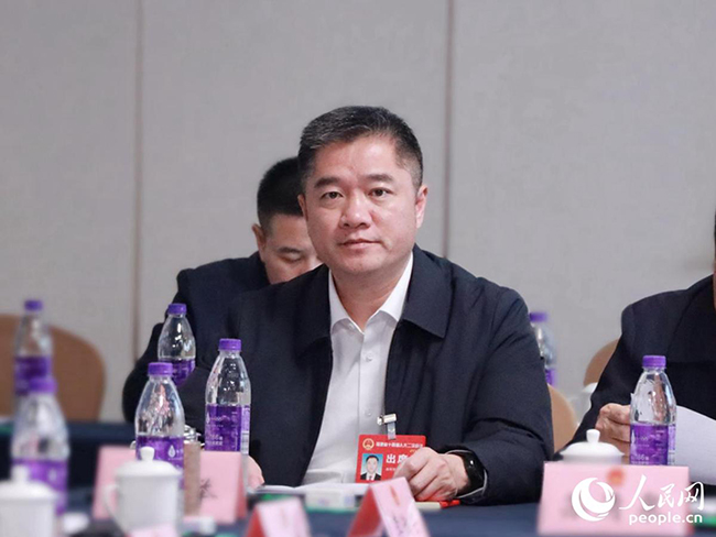 福建省人大代表，省人大環資委委員，泉州城建集團有限公司黨委書記、董事長李垂舉參加分組審議。人民網記者 劉卿攝
