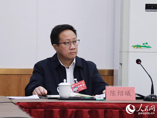 福建省人大代表、宁德市蕉城区人民政府区长陈绍曦参加分组审议。人民网记者 刘卿摄