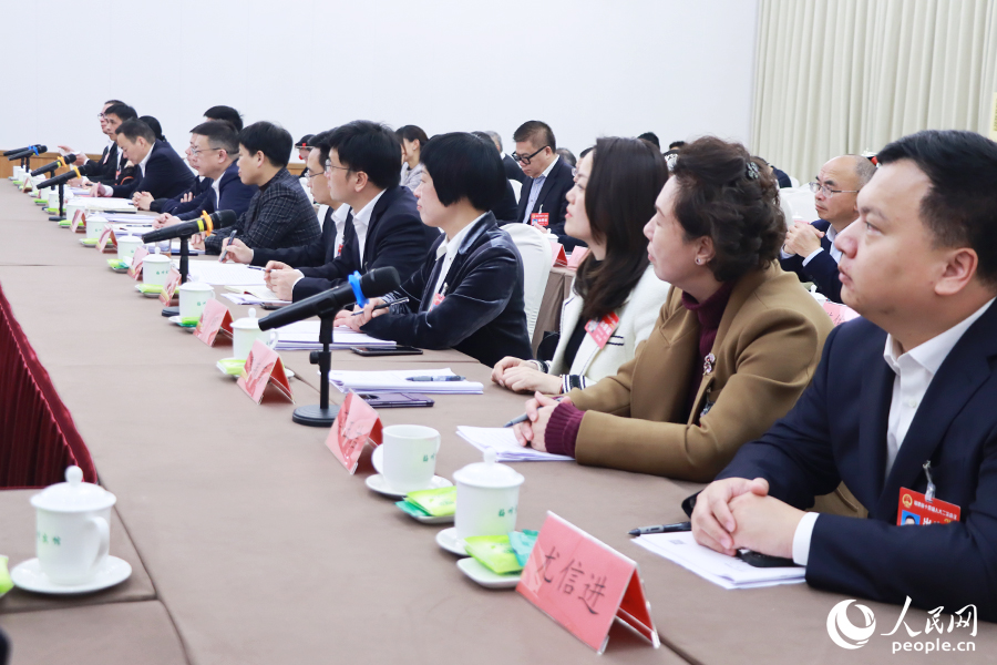 与会代表认真听会。人民网记者 刘卿摄