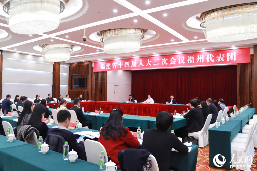 福州代表团分组审议环节，与会代表认真听会。人民网记者 刘卿摄