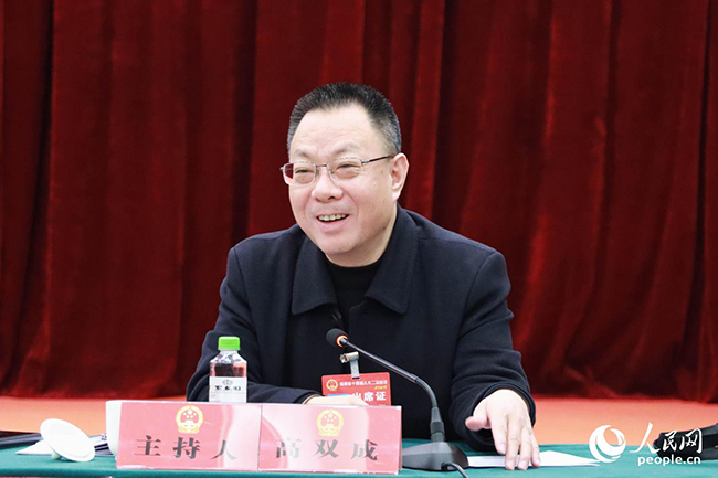 福建省人大代表、福州市连江县人民政府县长高双成参加分组审议。人民网记者 刘卿摄