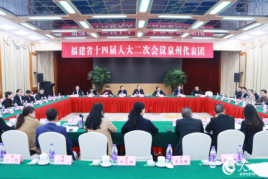 泉州代表团分组审议环节，与会代表围绕话题展开热烈讨论。人民网记者 刘卿摄