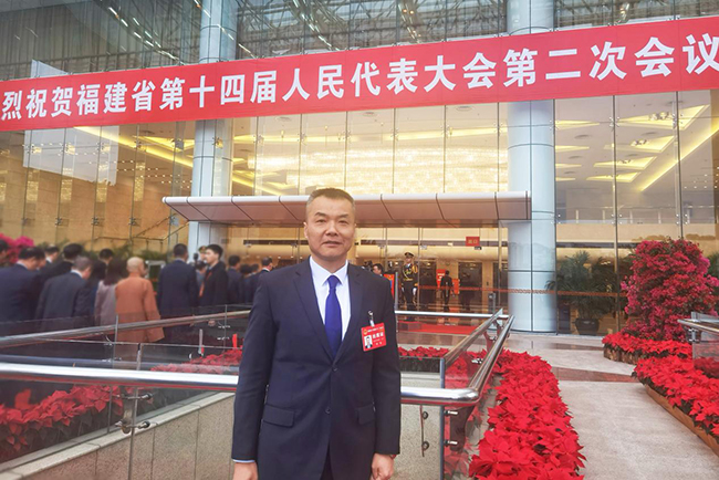 福建省人大常委会委员、民革福建省委会副主委、福州大学法学院副院长、中国法学会体育法学研究会副会长李智。受访者供图
