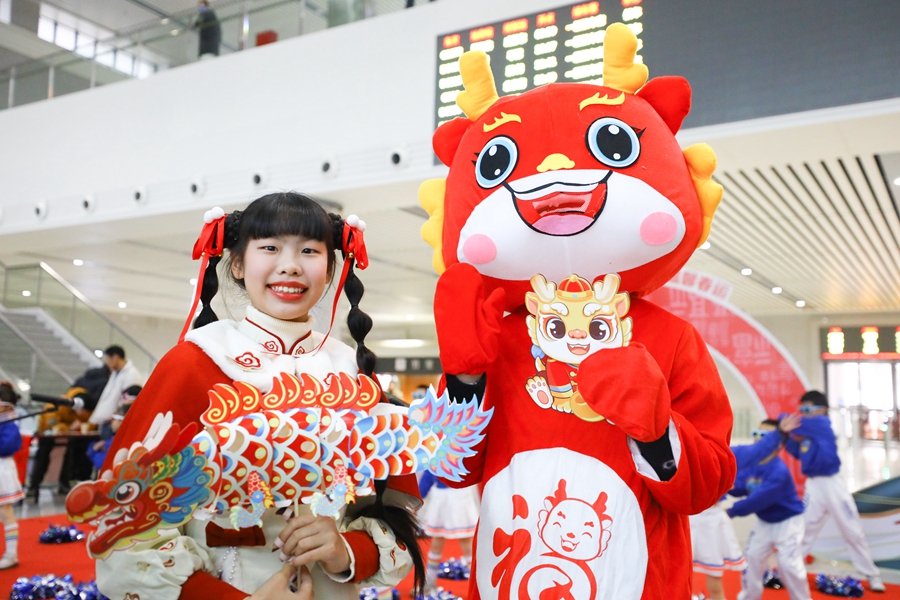 1月26日，在三明永安南站，旅客正在合影留念。 庄钰翔摄
