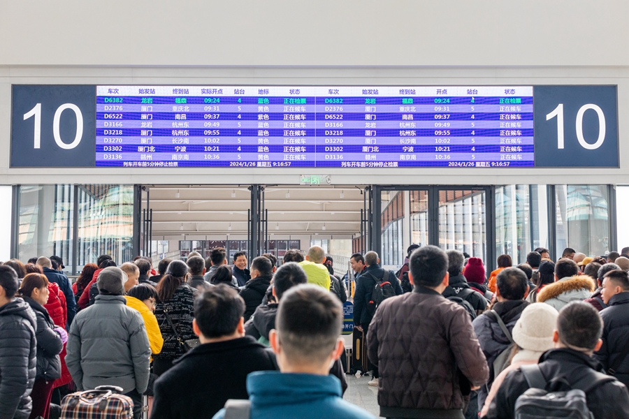 莆田站检票口前人头攒动，广大旅客即将踏上返乡之旅。康磊摄