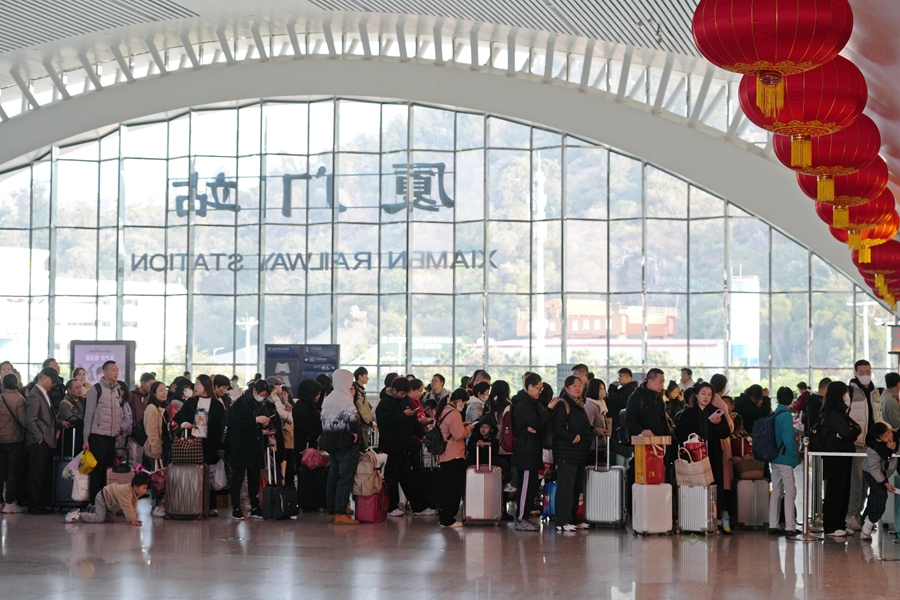 厦门站，返乡旅客正在有序排队检票。万宇摄
