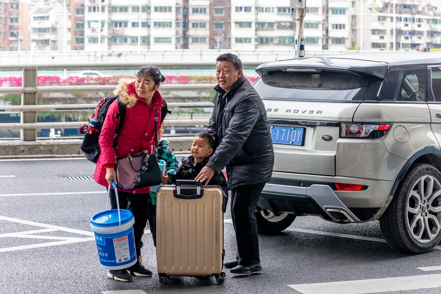 在福州火车站，一家人正带着行李，启程回家过新年。康磊摄
