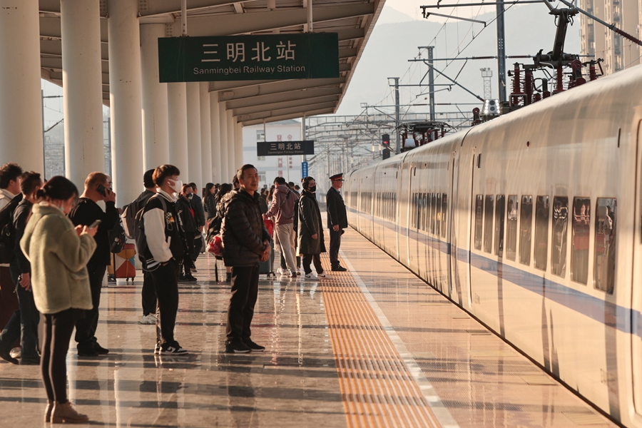 在三明北站，旅客正在有序候车。张海根摄