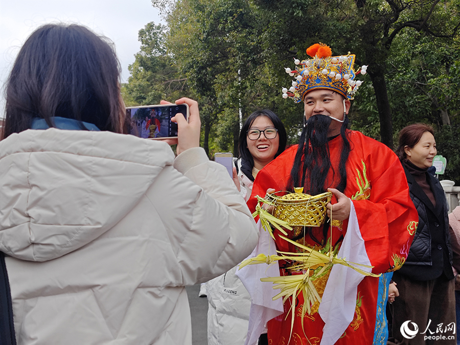 游客在西街路遇“財神爺”。人民網 黃東儀攝