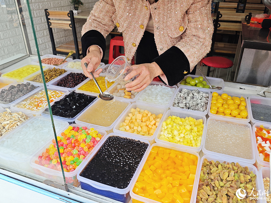 賣四果湯的老板娘正在調配飲料。人民網 黃東儀攝