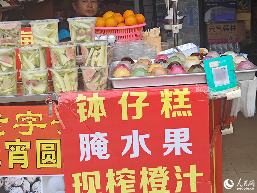 看這些缽仔糕五顏六色的，大概是有很多種口味吧？人民網 黃東儀攝