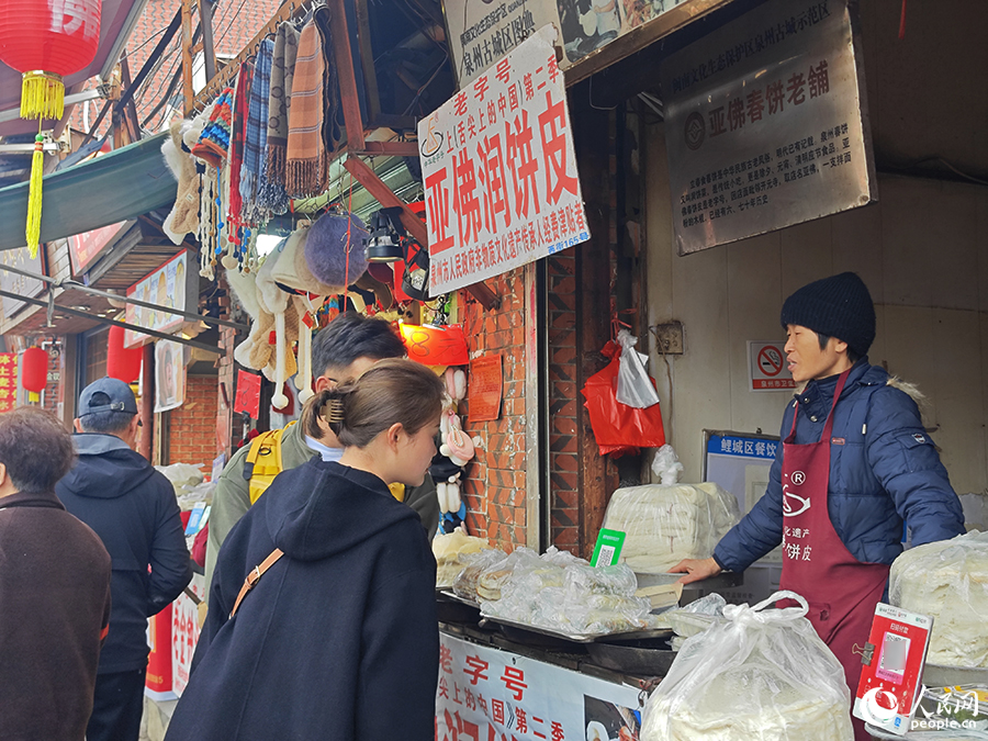 西街上的潤餅皮店。人民網 黃東儀攝
