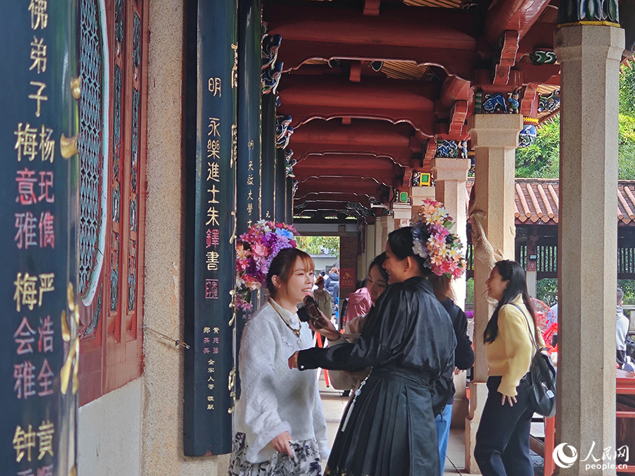 開元寺殿宇外的木質長廊結構精美。人民網 黃東儀攝