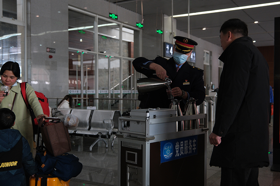 车站党团员志愿者为旅客免费提供姜茶。刘莉摄