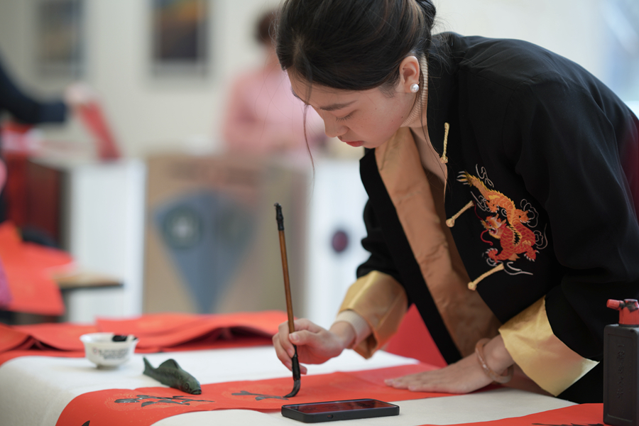 在廈門市老年活動中心,書法家們為市民送春聯。張秀雲攝