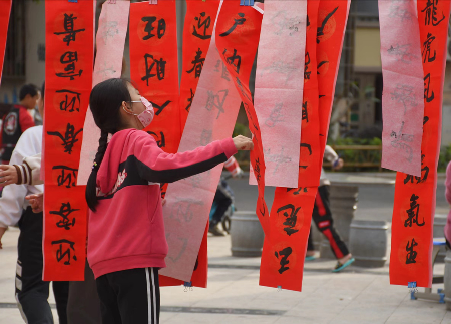 檳榔社區居民將寫好的春聯系繩晾晒。楊金木攝