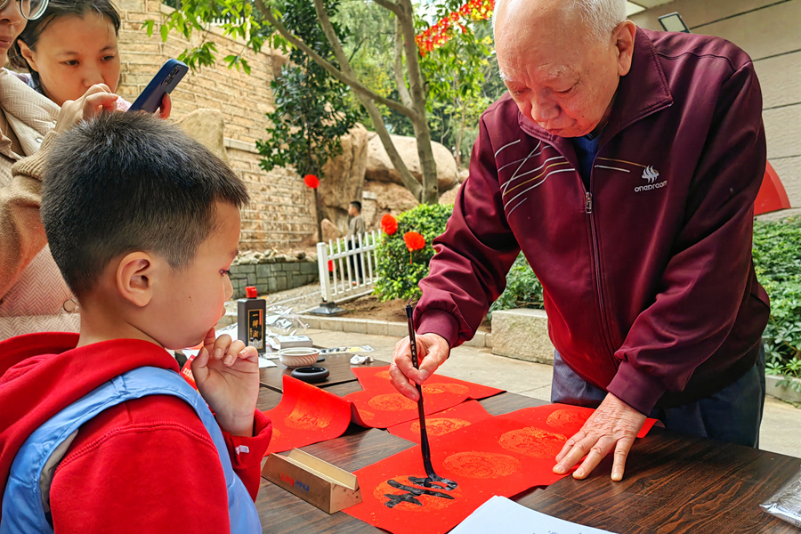 廈門裕發花園小區組織書法愛好者為居民寫春聯。陳明忠攝