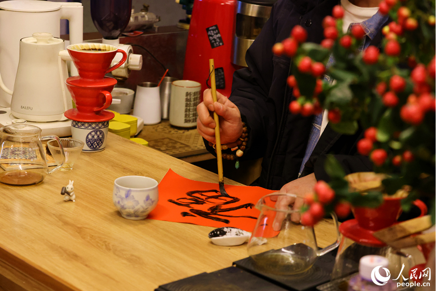 自己動手寫春聯,成為年輕人過年的新體驗。人民網記者 陳博攝