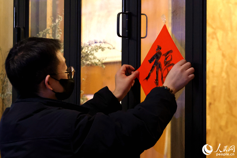 一位市民將DIY的“福”字春聯貼在窗戶上。人民網記者 陳博攝
