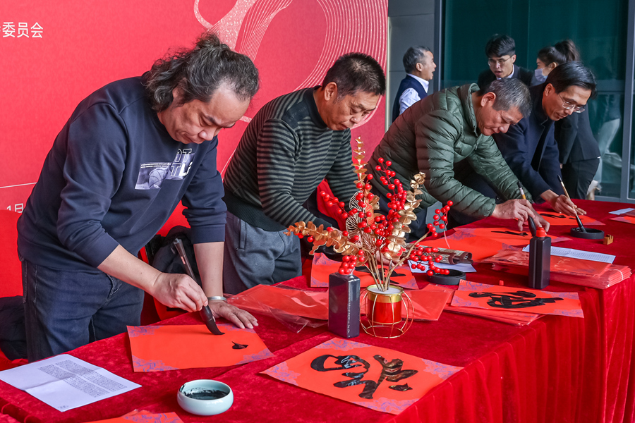 書法愛好者為企業職工寫下定制版“福”字春聯。張文福攝