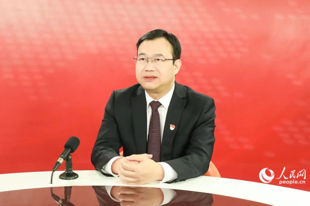 福州市台江区委书记梁栋接受人民网专访。人民网 陈永整摄