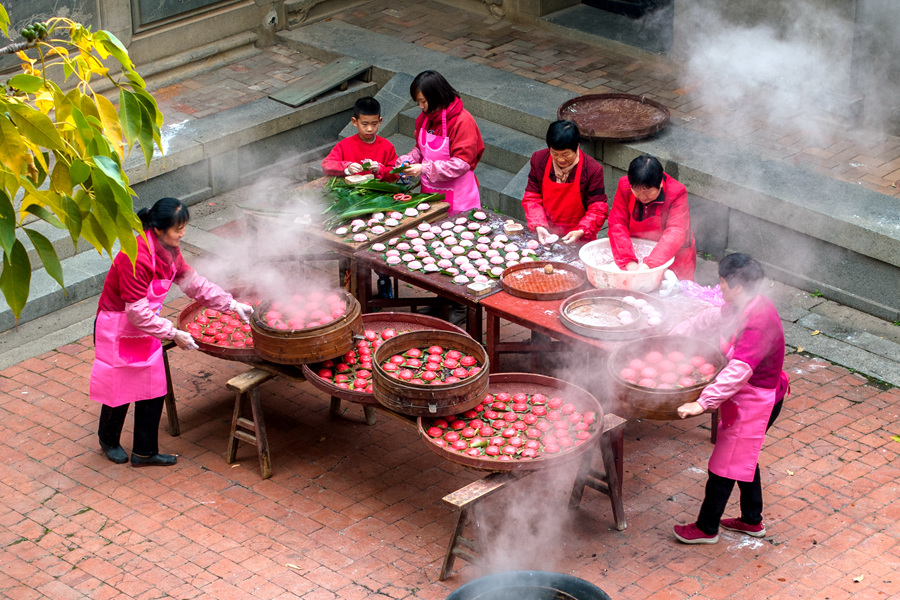 亲朋好友围做红团是莆田年节常见的情景。蔡昊摄