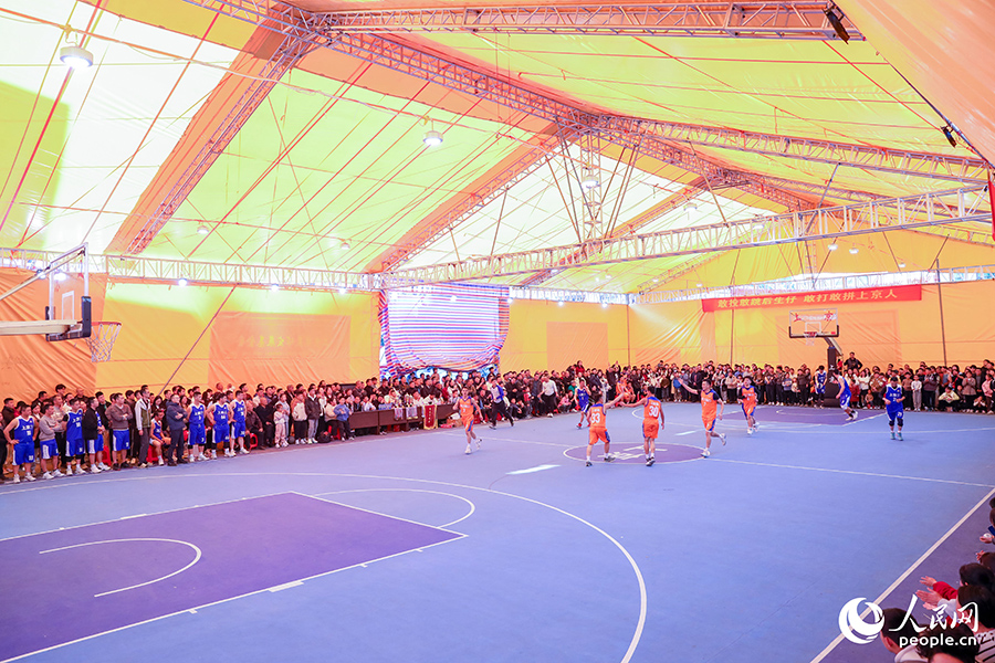 上京村临时搭建“室内篮球场”用于本次赛事。人民网 陈永整摄