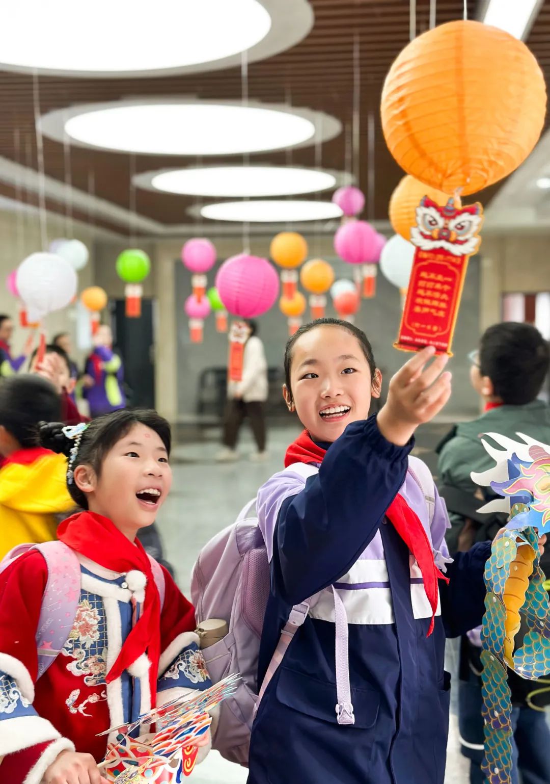 开学啦，大家一起玩转灯谜。李莉摄