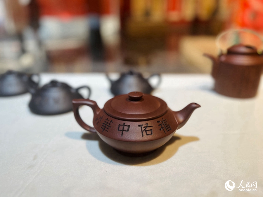 陈吉书法作品融合紫砂壶的文创产品。人民网 陈欢欢摄