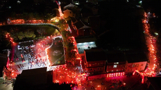 成百上千的村民手持点燃的油炬,沿村道行进。海沧区融媒体中心供图