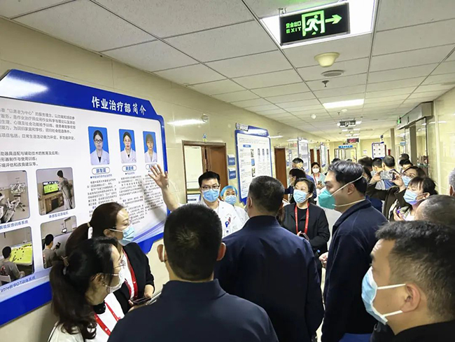 来自全国各地医院的管理者们正在市第五医院参观学习。厦门市第五医院供图
