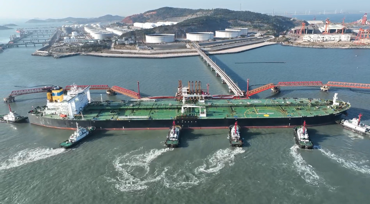 2月7日，30万吨级超大型原油轮靠泊于福建湄洲湾青兰山30万吨级原油码头。泉州海事局供图