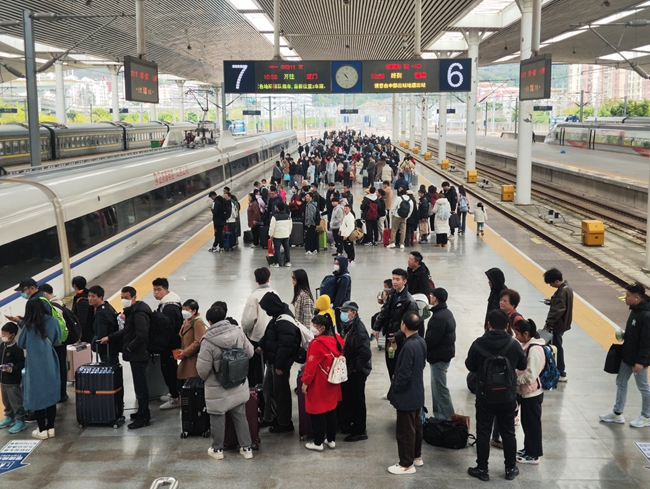 福州站旅客在站台排队候车。 韩毅 摄.jpg
