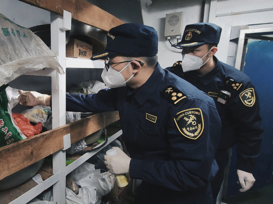 海关关员在渔船食品储藏间等区域检查。郑伯坚摄