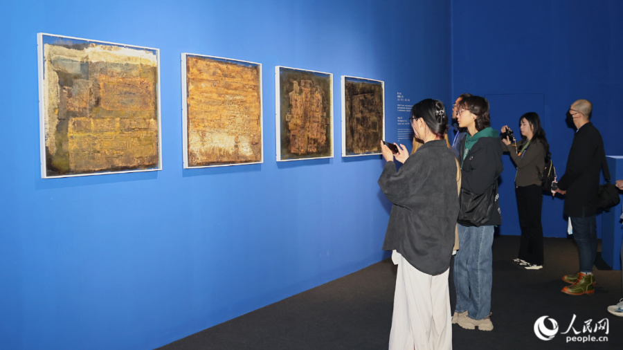 22日，厦门国际设计艺术展开展，吸引大批市民观众到场参观。人民网记者 陈博摄