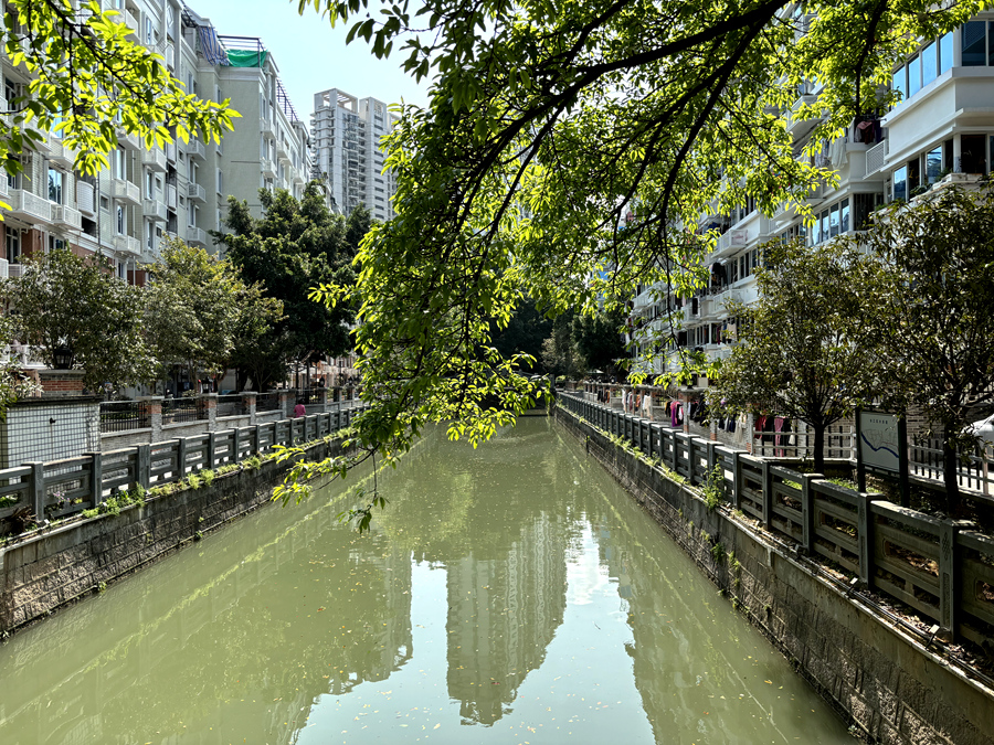 如今的三捷河碧波荡漾、绿树成荫。苍霞社区供图