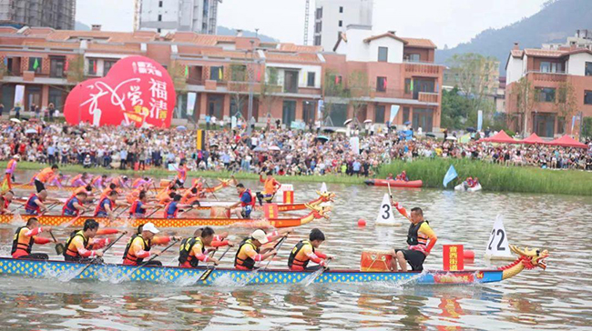 精彩刺激的龙舟比赛在龙江利桥古街河段开赛。福清市人大常委会供图
