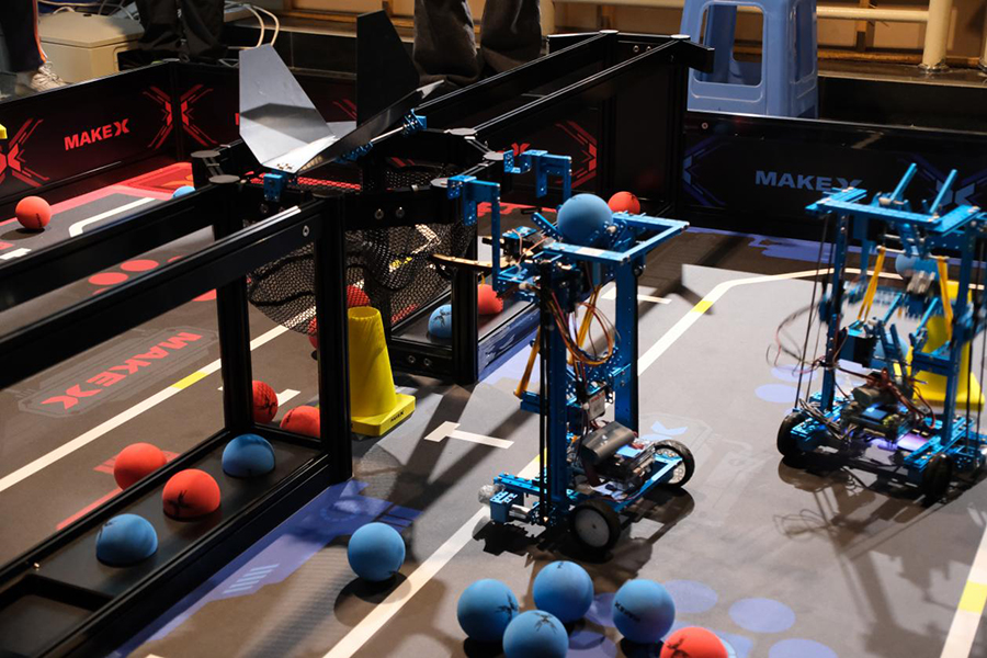 机器人在比赛中“投篮”。主办方供图