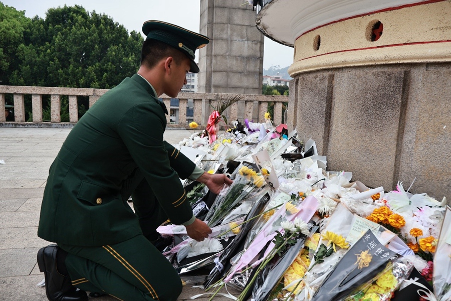 武警官兵向革命烈士献花。