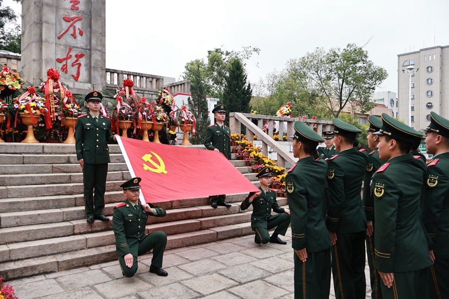 官兵们在革命烈士纪念碑下，重温入党誓词。