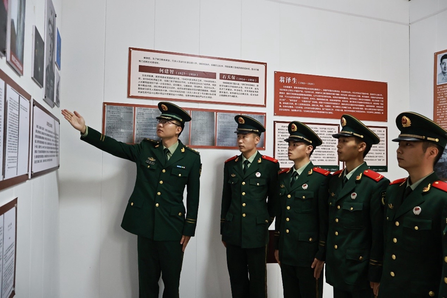 官兵们在革命烈士事迹馆，追忆烈士事迹。