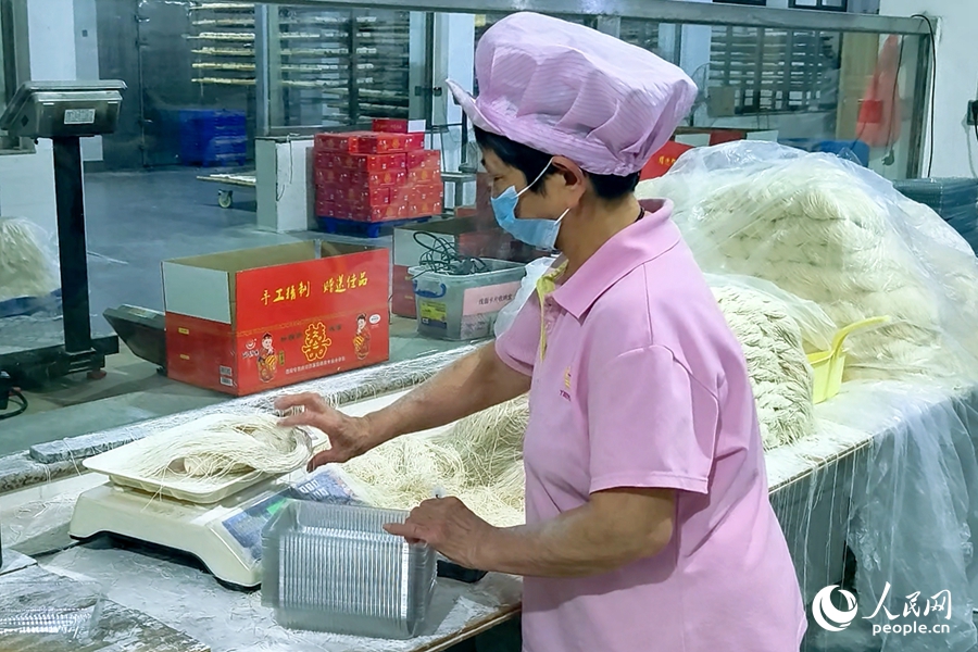 工人在打包穆陽線面。人民網 楊灝昱攝